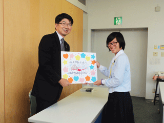 田上長崎市長にピースクラブ参加者からのメッセージボードを手渡しました