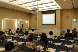 5月26日に開催された「一般の部」において、ジェイコブズ准教授の話に熱心に耳を傾ける参加者の皆様