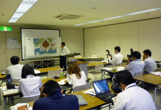 原爆被害に関する講義を受ける研修参加者