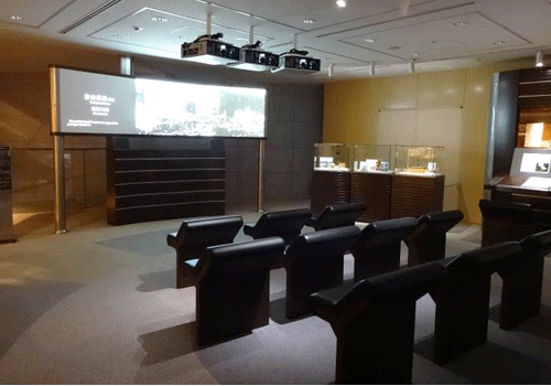 スツール設置後の情報展示コーナーの風景