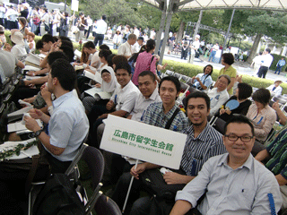 平和記念式典の外国人席にて参列