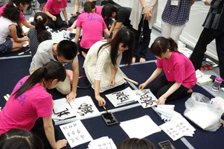 書を学ぶ留学生