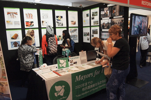 国際赤十字・赤新月社総会会場にて平和首長会議原爆ポスター展を開催