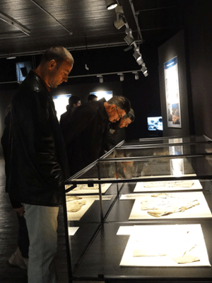 被爆資料を見つめる来館者（於：ザグレブ市科学博物館）