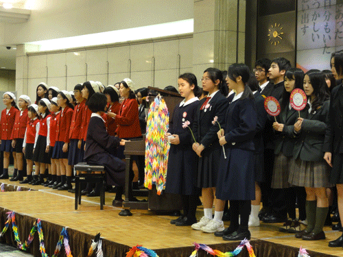 全体合唱「花は咲く」