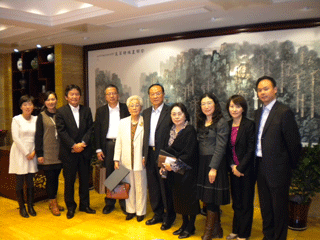 賀釣副会長（左から６人目）ほか平縮会関係者と親交を深めた吉川団長（左から４人目）ら