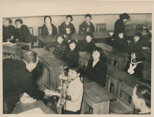 本の贈呈式(1952年) ／提供：早志百合子氏
