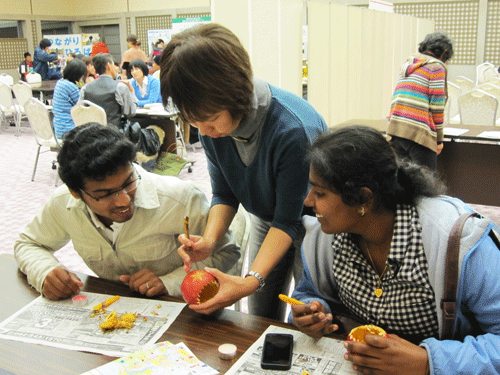 野菜や果物に草花などのモチーフを彫刻するタイの伝統文化、タイカービング体験の様子
