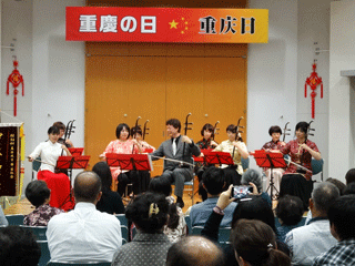 趙栄春さん、二胡教室の生徒の皆さんによる二胡の演奏