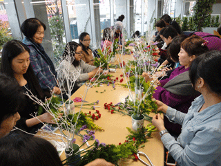 みんなで楽しく生け花体験