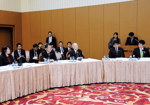 坪井県被団協理事長（前列右から３人目）の発言を聞く出席者たち