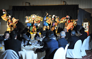 神楽を鑑賞する出席者たち