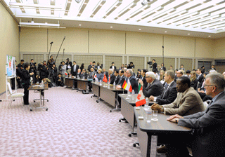 小倉さんの被爆体験証言を聴講する外相たち