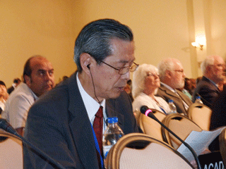 意見発表する小溝事務総長