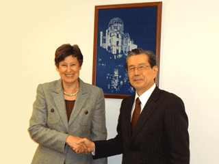 アンゲラ・ケイン国連軍縮担当上級代表と小溝事務総長