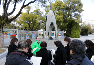 ヒロシマ ピース ボランティアから、平和記念公園の慰霊碑等の解説を受ける研修会参加者