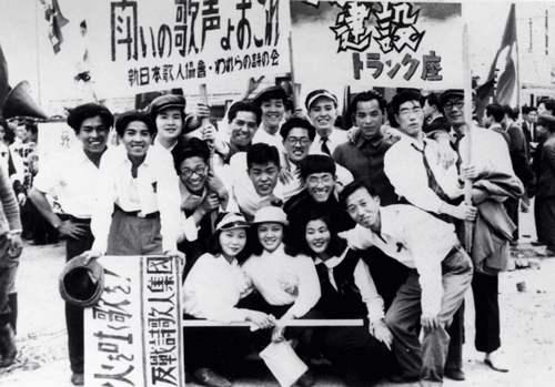 昭和30年5月メーデーの行進に参加した「われらの詩」の主要メンバー。前列右端が峠三吉氏。（増岡頼子氏提供）