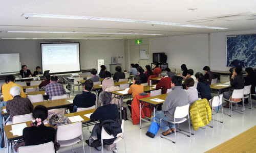 日本語学習の現状について学ぶ参加者