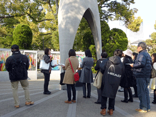 平和記念公園フィールドワークの様子