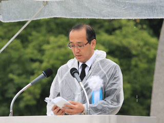 平和宣言を行う松井市長