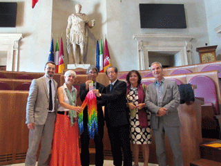 ローマ市役所でリーダー都市就任を要請し、折り鶴を贈呈