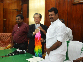 小溝事務総長がコーチ市長（右）にリーダー都市就任を要請