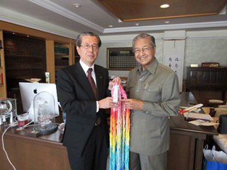 マハティール元マレーシア首相と面会し、折り鶴を贈呈