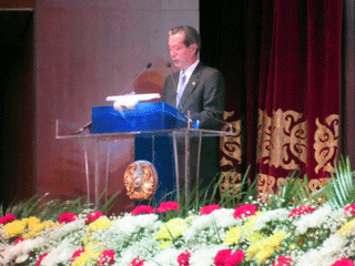 市長メッセージを代読する小溝事務総長