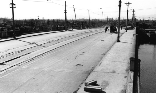 被爆後の荒神橋（平和記念資料館所蔵）
