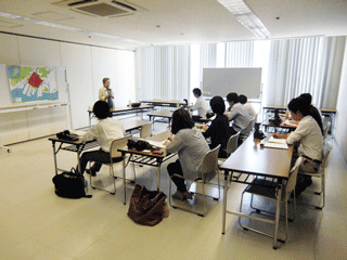 被爆者の証言を聴講する研修参加者