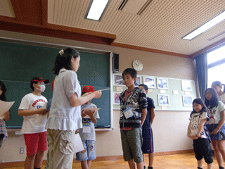 ボランティアから修了証を手渡される参加者