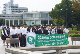 慰霊碑前で黙とうを捧げる参加者