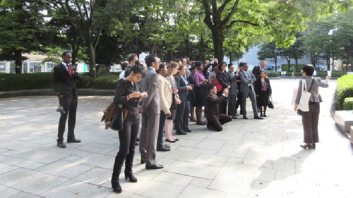 原爆ドーム前で説明を受けるフェローズ一行