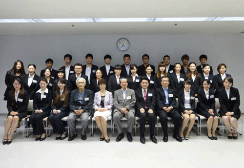 奨学生決定書交付式での記念撮影