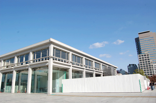 平成28年（2016年）春のリニューアルオープンに向けて、東館を閉館し改修工事を行っています。