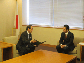 日本政府に対する要請文の提出（左から松井広島市長、宇都外務大臣政務官）