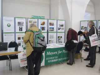 市民社会フォーラム会場での平和首長会議ブース