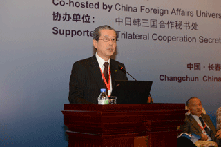 第１分科会でスピーチを行う小溝事務総長