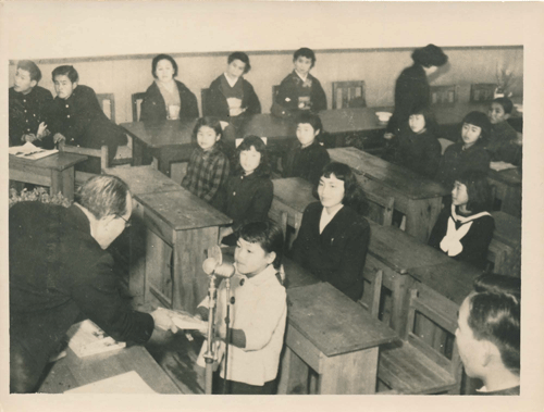 長田新氏（編者）から、子どもたち（執筆者）に1冊ずつ、『原爆の子』が手渡された。（1952年／提供：早志百合子氏）