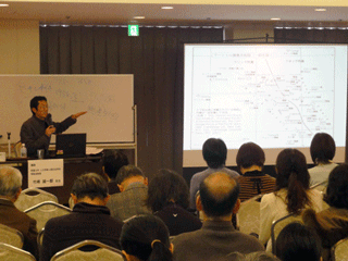 マーシャル諸島の核被害を説明する竹峰誠一郎・明星大学常勤准教授（第1回講座）