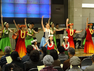 来場者と「愛するハワイ」を合唱