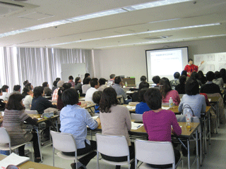 講義を受ける参加者