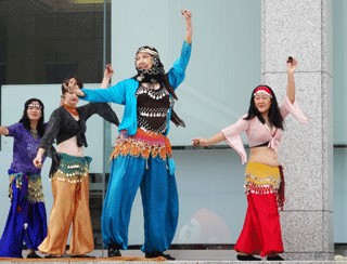 屋外ステージでのベリーダンス