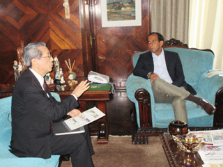 サントス市長と意見交換する小溝事務総長（左）