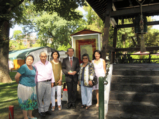 日本庭園にて（左から４番目が小溝事務総長、左端が相川専門委員）