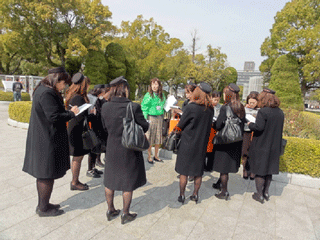 ヒロシマ ピース ボランティアから、平和記念公園の慰霊碑等の解説を受ける研修会参加者