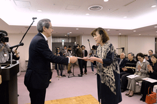 本財団理事長（左）から委嘱書を受け取る被爆体験伝承者