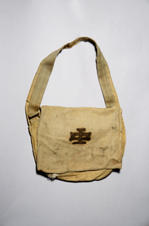 兄の遺品となった布製かばん（慶徳進氏寄贈）