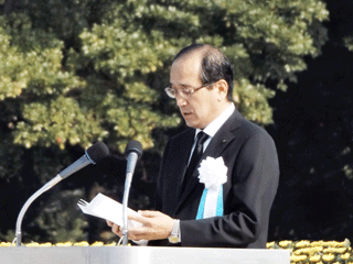 平和宣言を行う松井市長