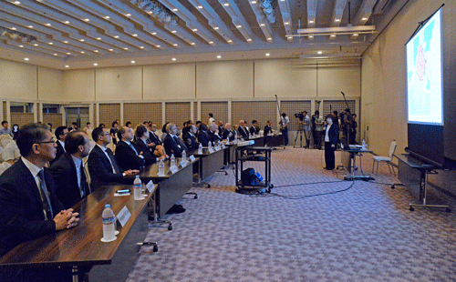 小倉さんの被爆体験証言を聴講する賢人グループ会合メンバーたち